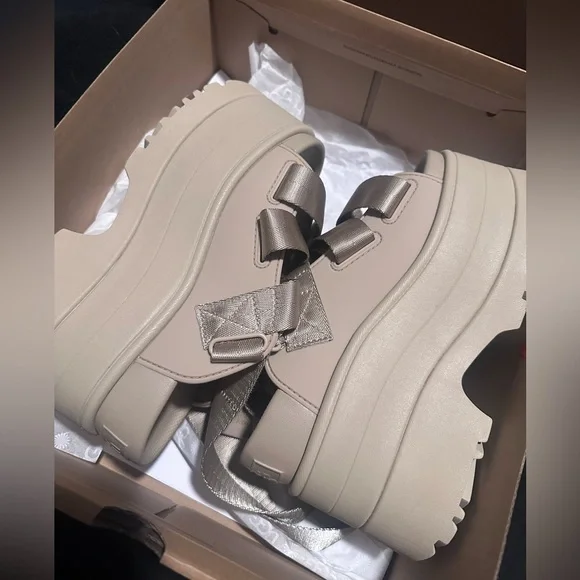 UGG Women's Goldenrise Platform Sandal - Picture 3 of 11